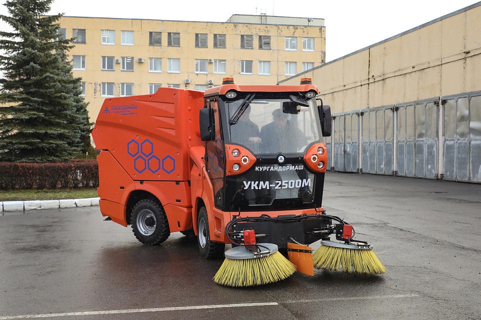 Дорожники Ленинградской области получили новую партию машин для уборки городских улиц.