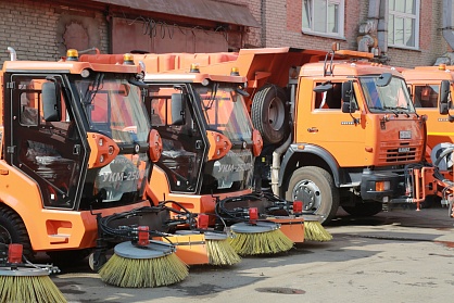 В Архангельске для уборки листвы привлекают коммунальную технику производства Курганского завода дорожных машин.